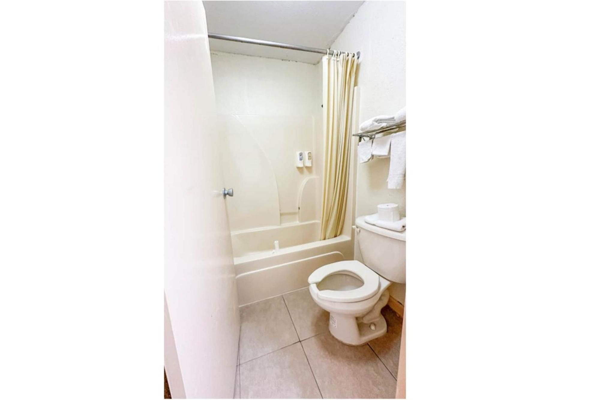 Super & By Oyo Hotel Milledgeville